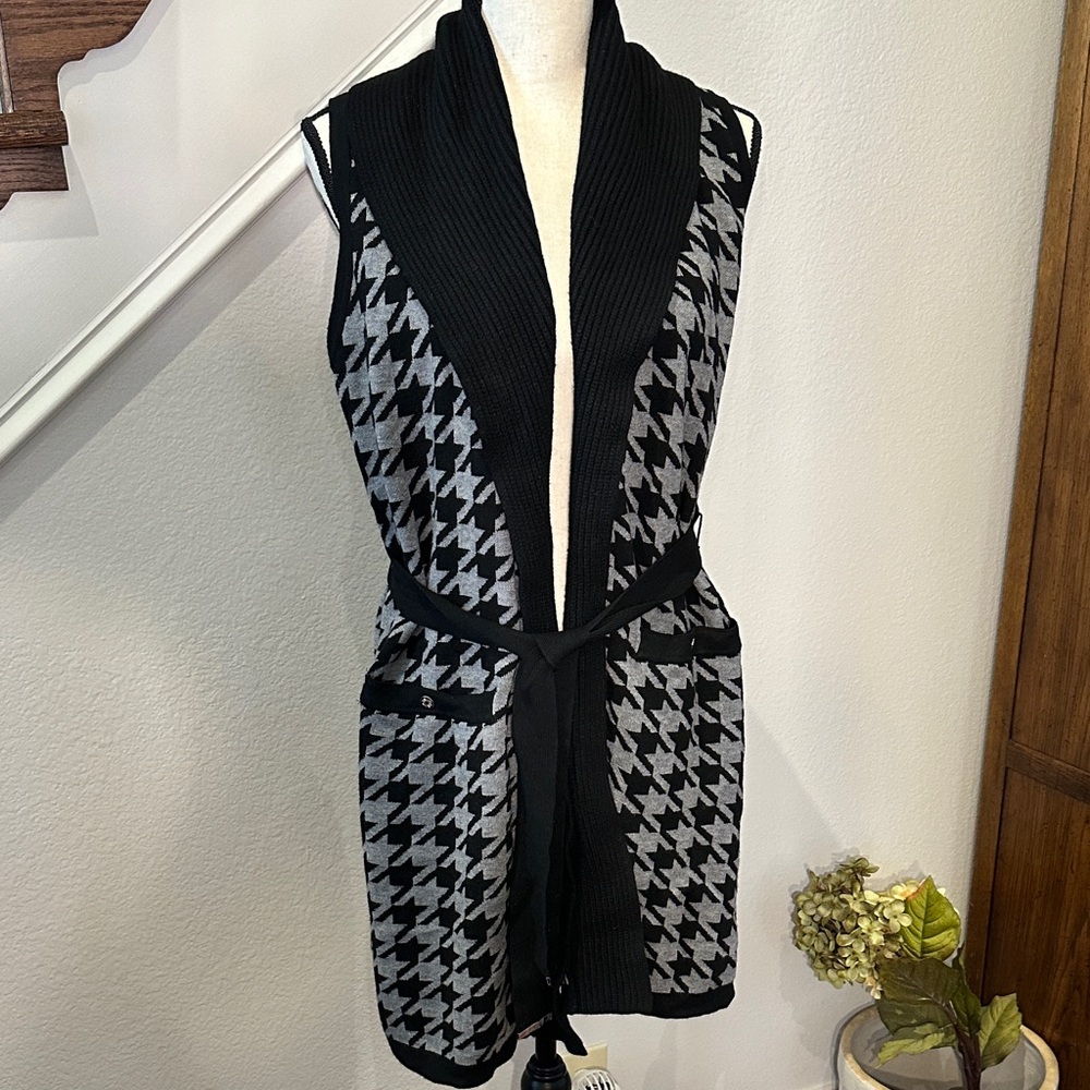 White House Black Market Black and Gray Houndstooth Sweater Vest